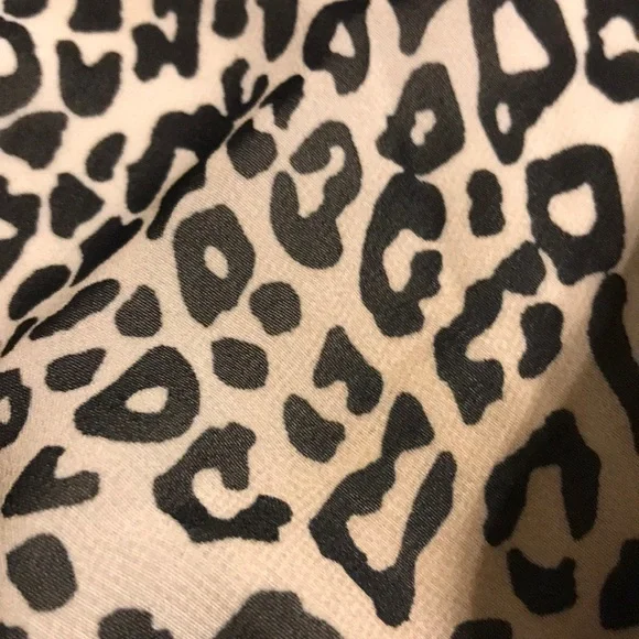 Vince Camuto Leopard Animal Print Top - Picture 7 of 9